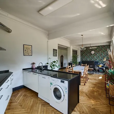 Spacious In The Hall Area *