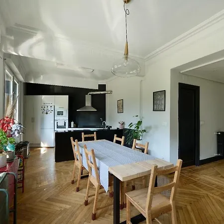 Spacious In The Hall Area Apartment